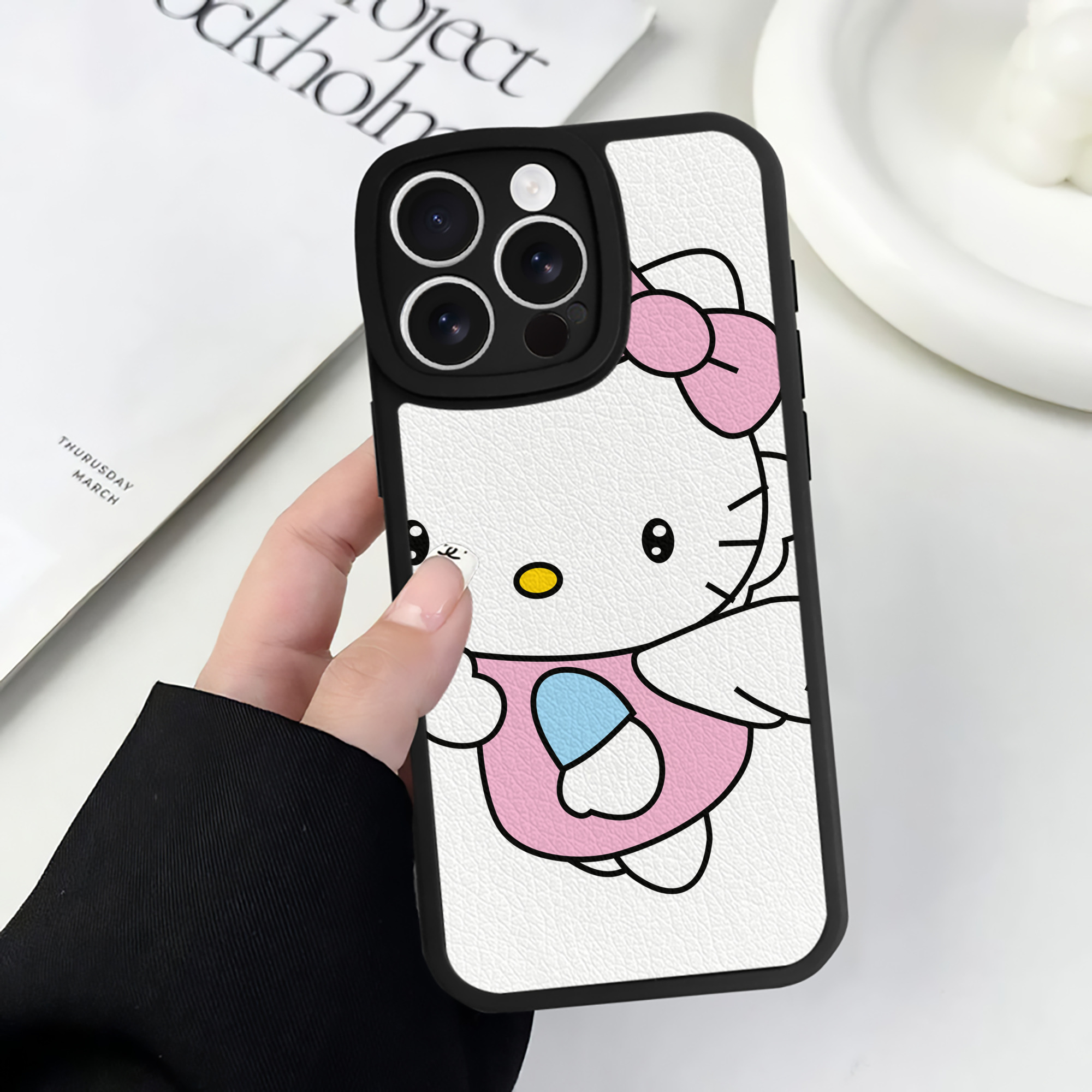 （画像用） Hello Kitty ハローキティ 【iPhone 16シリーズ対応】シリコンスマホケース（レザー調） 材質：シリコン